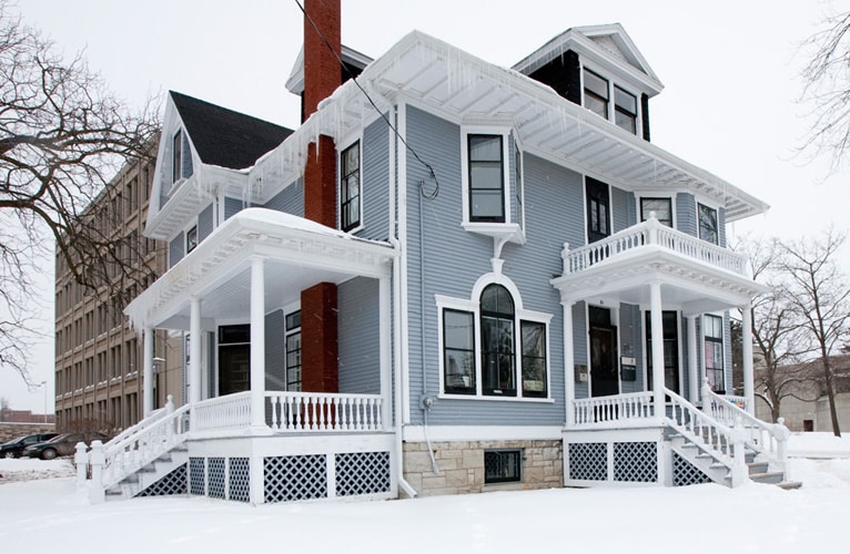 35 Stylish Dark Grey House with Cedar Accents Ideas