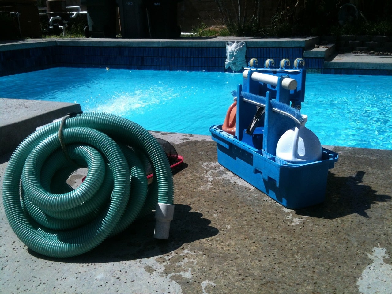 Free Pool Cleaning Machine photo and picture