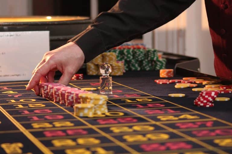 A Night at the Casino: Is Gambling a Good Date Night Idea?