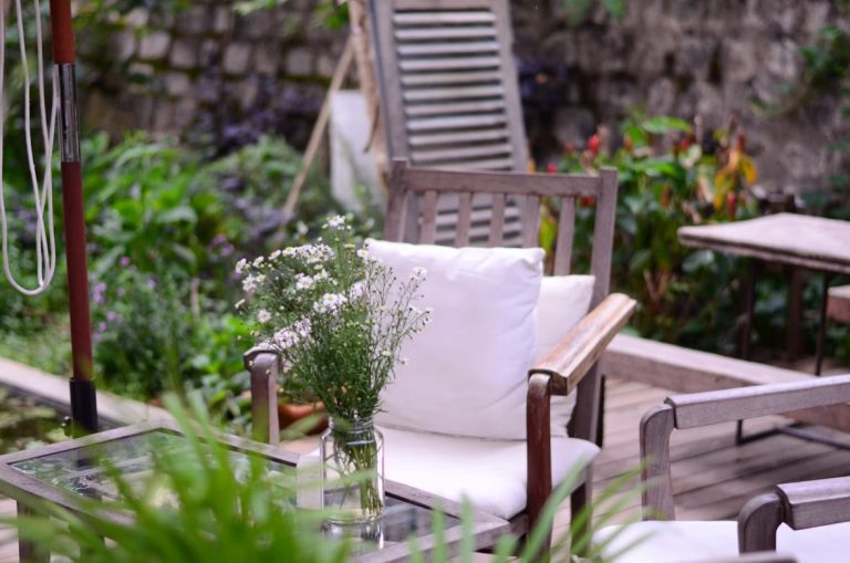 Follow These 4 Tips to Create a Warm and Inviting Deck