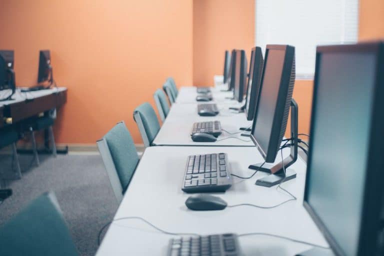 Why One-Size-Fits-All Office Desks No Longer Work in Modern Business Environments