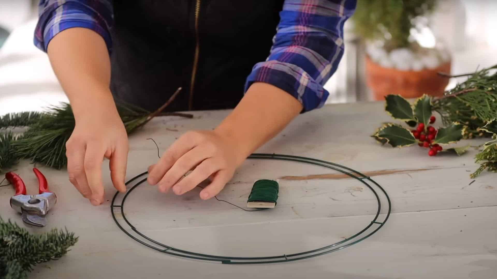 Step_3_Attach_the_Wire_to_the_Wreath_Form