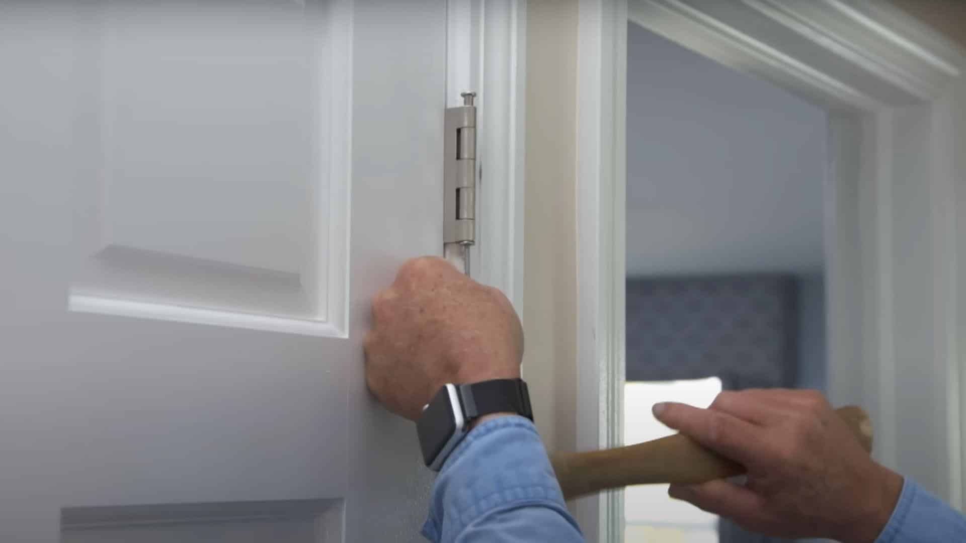 Step_2_Remove_and_Inspect_the_Hinge_Pin